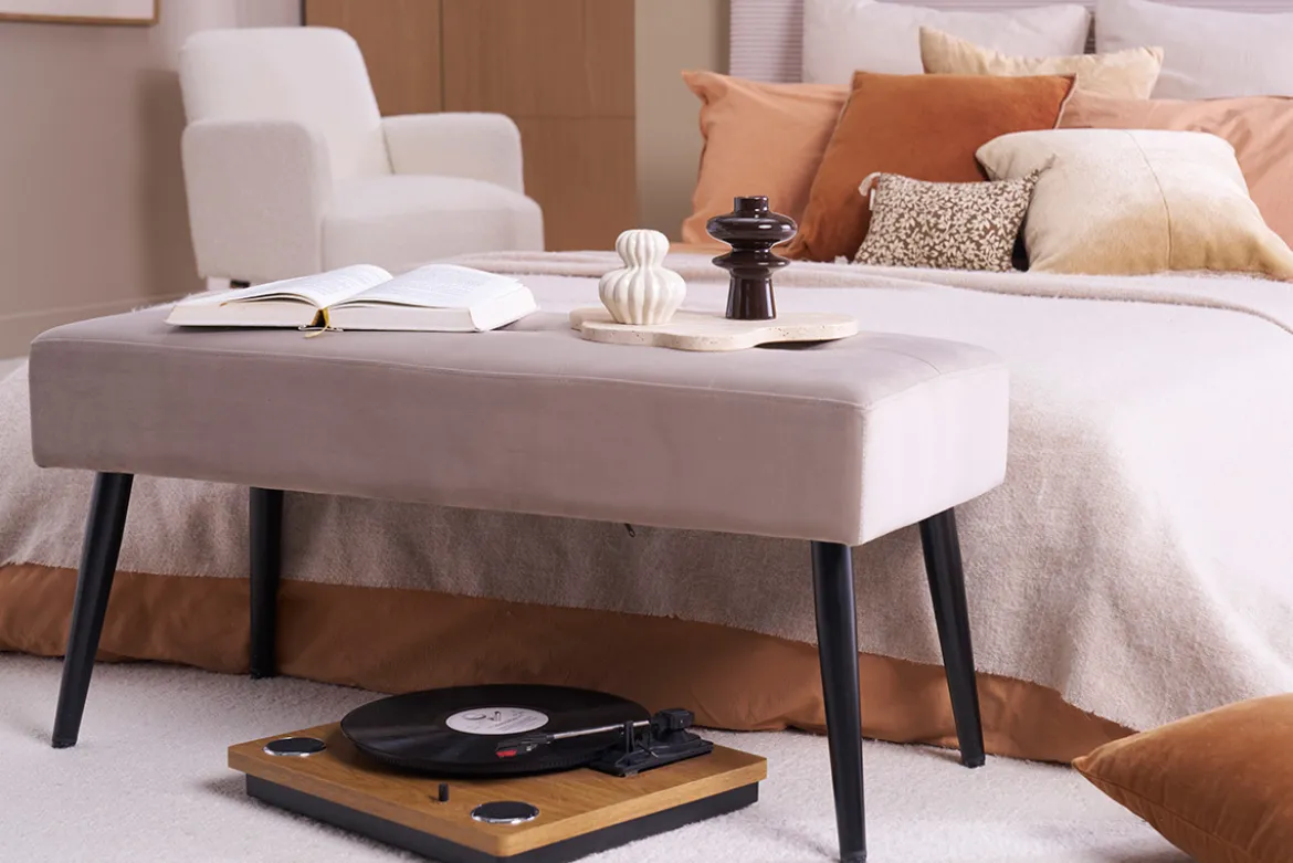 Banc design capitonné en tissu velours taupe et métal noir L96 cm GUESTA