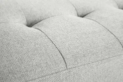 Banc scandinave capitonné en tissu effet velours texturé gris clair et bois clair L130 cm GUESTA
