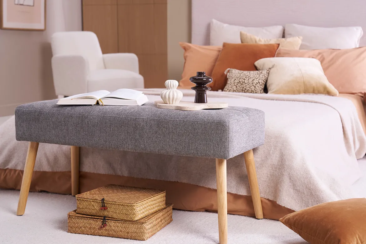 Banc scandinave capitonné en tissu effet velours texturé gris foncé et bois clair L96 cm GUESTA