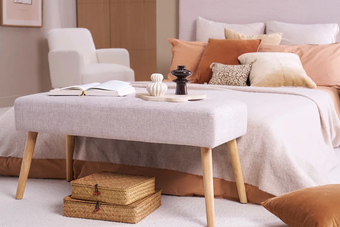 Banc scandinave capitonné en tissu effet velours texturé beige et bois clair L96 cm GUESTA