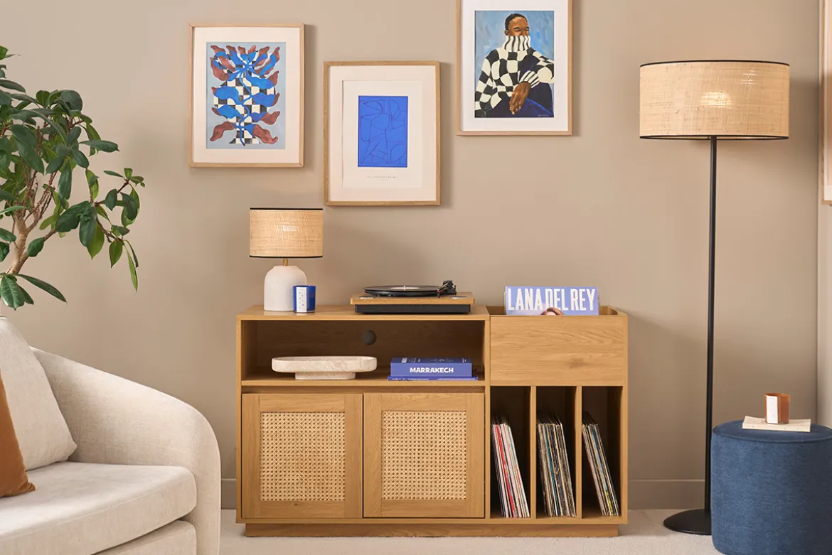 Buffet de rangement vinyles finition bois clair chêne et cannage rotin L130 cm ALICANTE