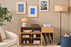 Buffet de rangement vinyles finition bois clair chêne et cannage rotin L130 cm ALICANTE