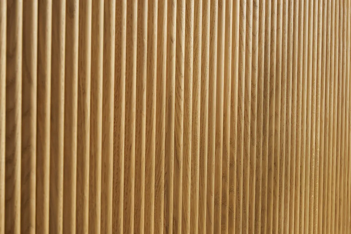 Buffet design en bois clair chêne massif gravé 4 portes L180 cm GOSHI
