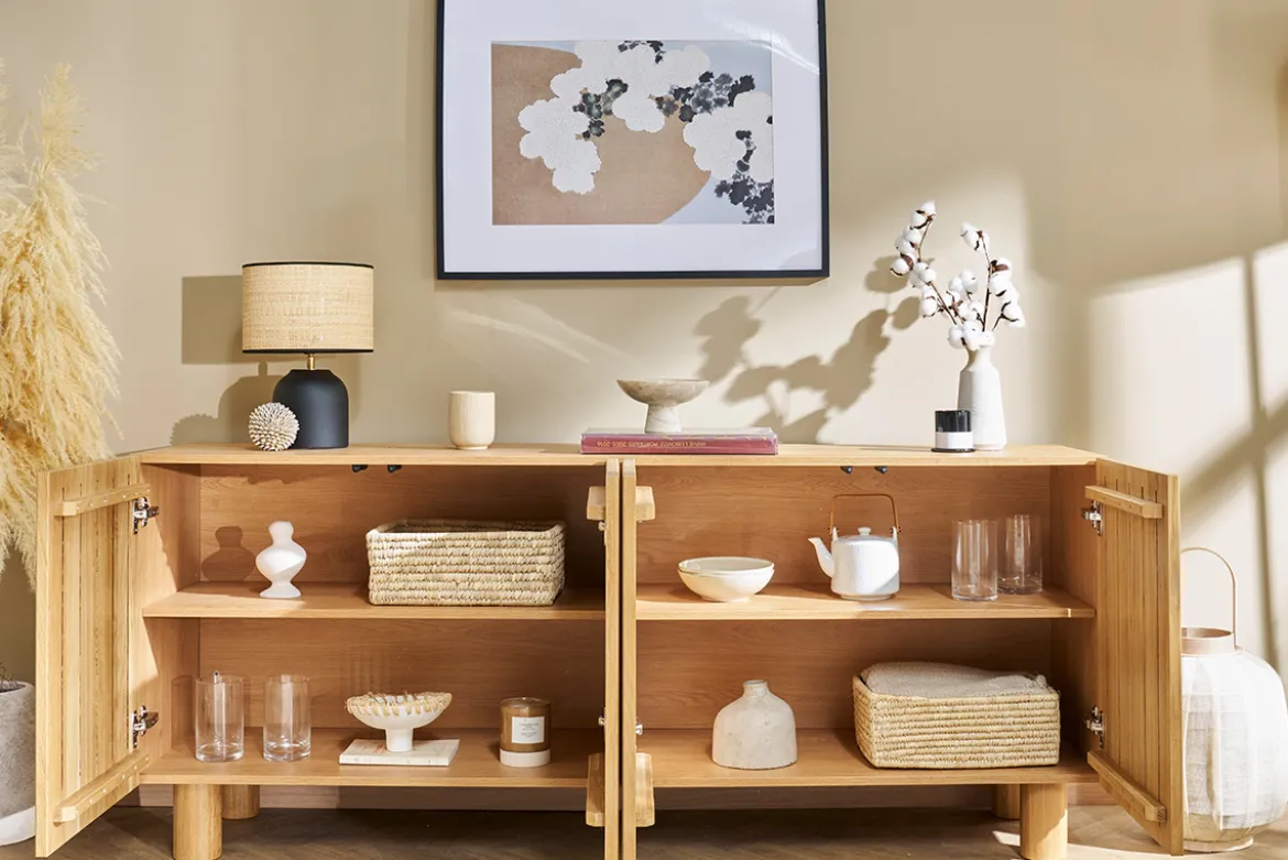 Buffet design en bois clair chêne massif gravé 4 portes L180 cm GOSHI