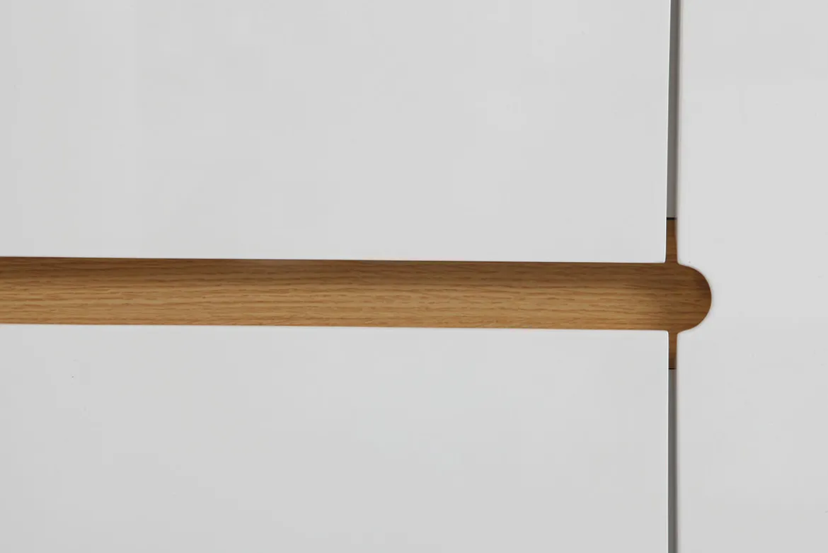 Buffet scandinave blanc laqué brillant et finition bois clair 2 portes 2 tiroirs L160 cm MELKA