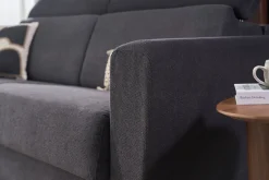 Canapé convertible avec têtières ajustables 3 places en tissu effet velours gris anthracite et bois clair avec matelas 13 cm GOYA