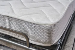 Canapé convertible avec têtières ajustables 3 places en tissu gris et bois clair et matelas 18 cm GOYA