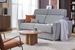 Canapé convertible avec têtières ajustables 3 places en tissu gris et bois clair et matelas 18 cm GOYA
