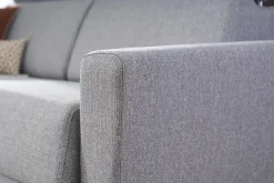 Canapé convertible avec têtières ajustables 3 places en tissu gris et bois clair et matelas 18 cm GOYA