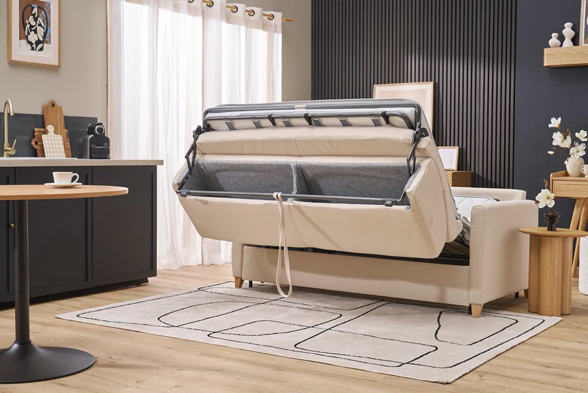 Canapé convertible 3 places en tissu beige et bois clair avec matelas 13 cm SKANDY