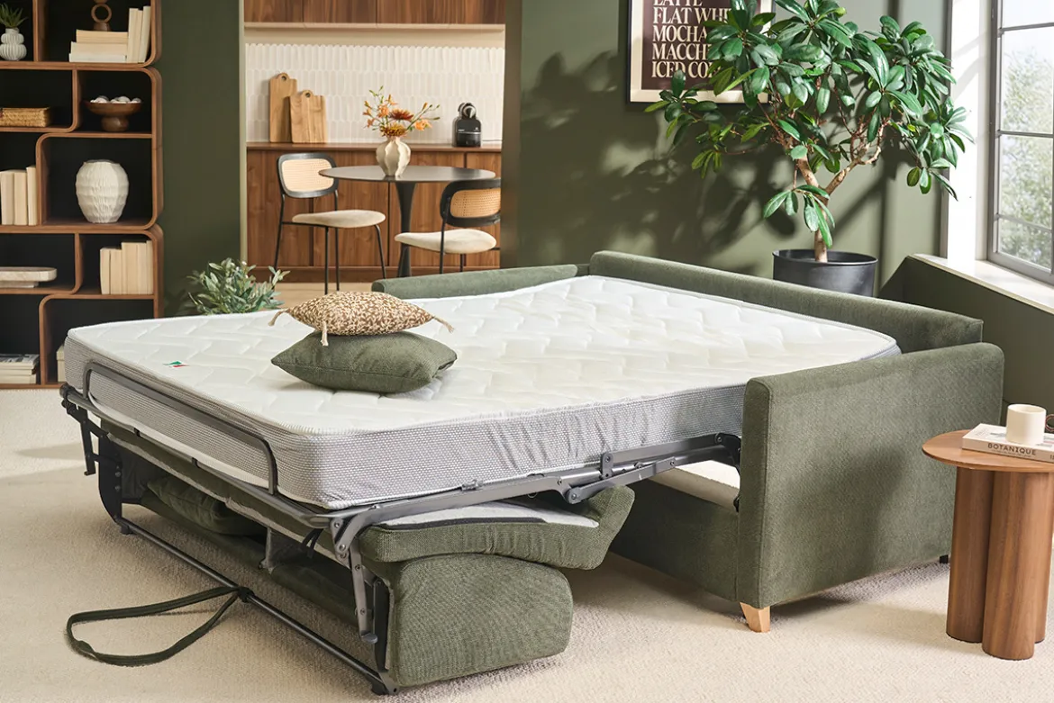 Canapé convertible 3 places en tissu chenille vert foncé et bois clair avec matelas 18 cm SKANDY