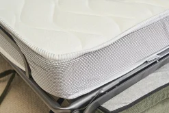 Canapé convertible 3 places en tissu chenille vert foncé et bois clair avec matelas 18 cm SKANDY