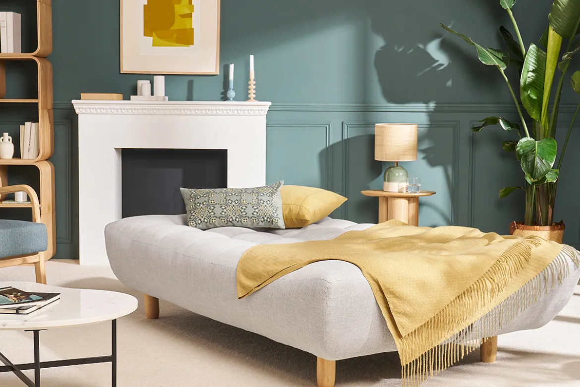Canapé convertible scandinave 3 places en tissu gris clair et bois clair YUMI
