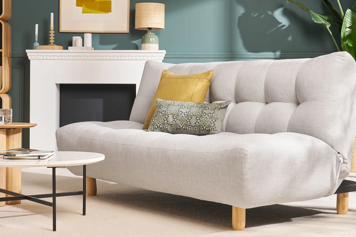 Canapé convertible scandinave 3 places en tissu gris clair et bois clair YUMI