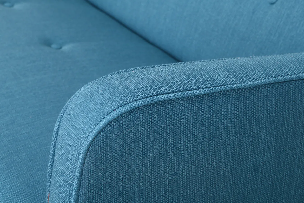Canapé convertible scandinave 3 places avec repose-pieds en tissu bleu canard et bois clair ULLA