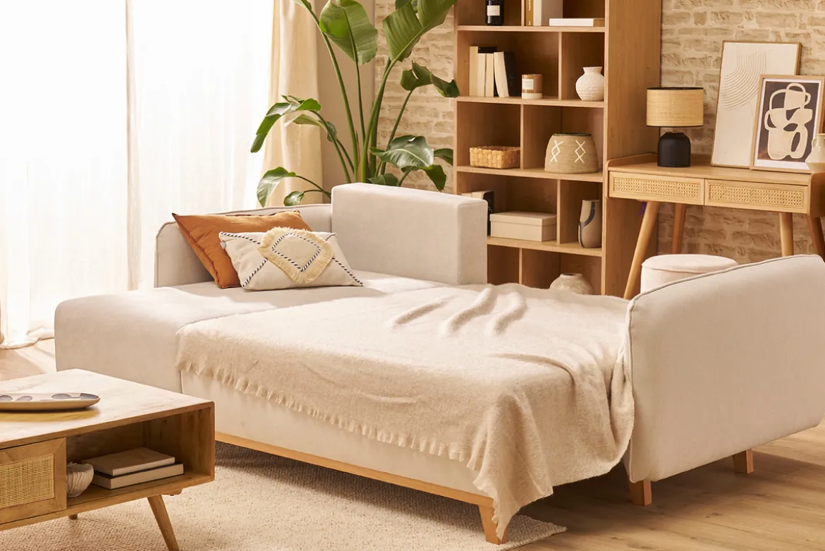 Canapé d'angle convertible et réversible 3-4 places en tissu effet velours beige et bois clair ROMANE