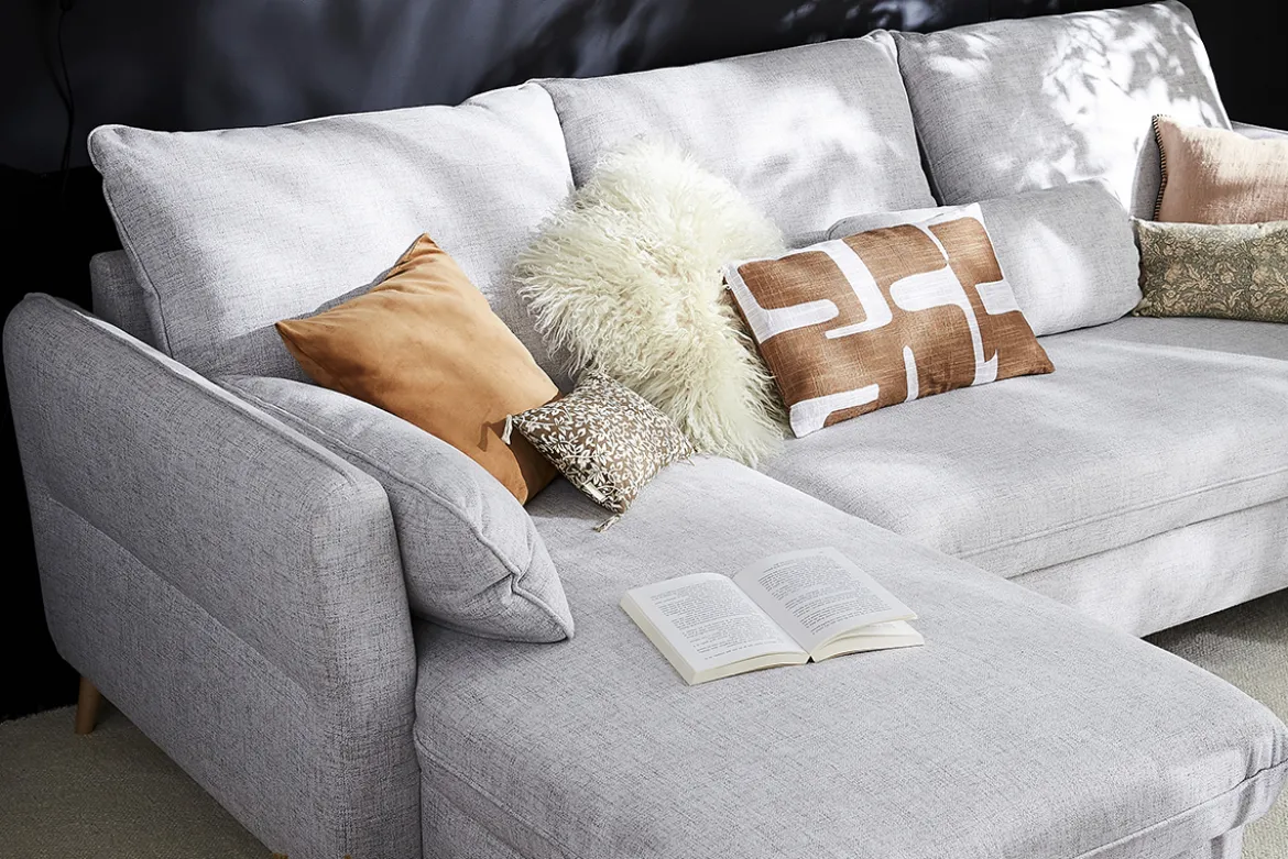 Canapé d'angle convertible réversible avec coffre 3-4 places en tissu gris clair et bois clair DRISS