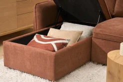 Canapé d'angle convertible réversible avec coffre 3 places en tissu chenille terre brûlée et bois clair ORSO