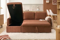 Canapé d'angle convertible réversible avec coffre 3 places en tissu chenille terre brûlée et bois clair ORSO