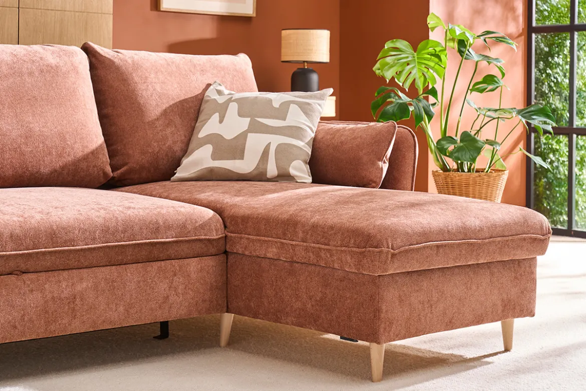 Canapé d'angle convertible réversible avec coffre 3-4 places en tissu effet velours terre brûlée et bois clair DRISS
