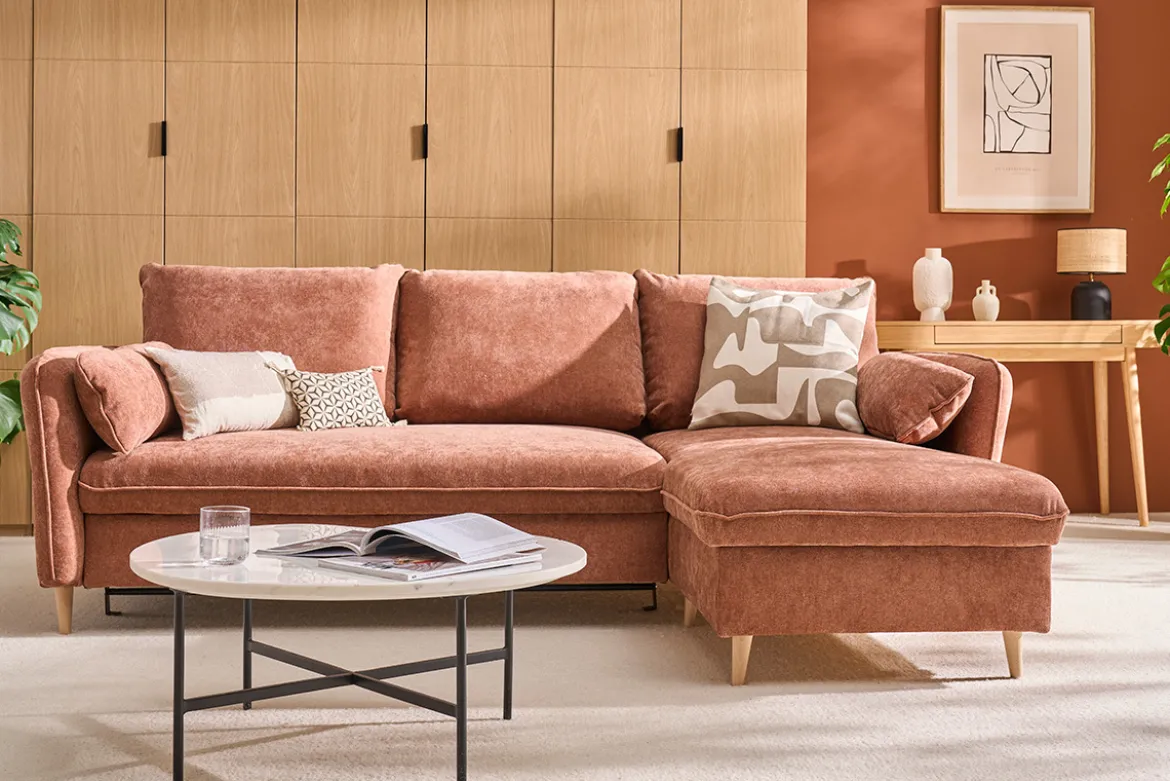 Canapé d'angle convertible réversible avec coffre 3-4 places en tissu effet velours terre brûlée et bois clair DRISS