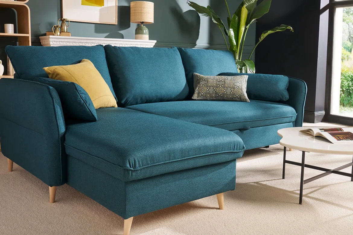 Canapé d'angle convertible réversible avec coffre 3-4 places en tissu bleu océan et bois clair DRISS