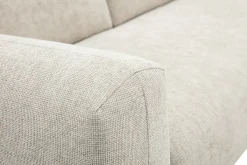 Canapé d'angle droit 3 places avec têtières ajustables en tissu effet velours texturé beige et bois clair HORACIO