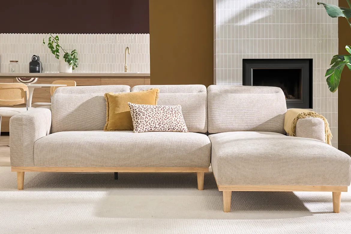 Canapé d'angle droit 3 places avec têtières ajustables en tissu effet velours texturé beige et bois clair HORACIO