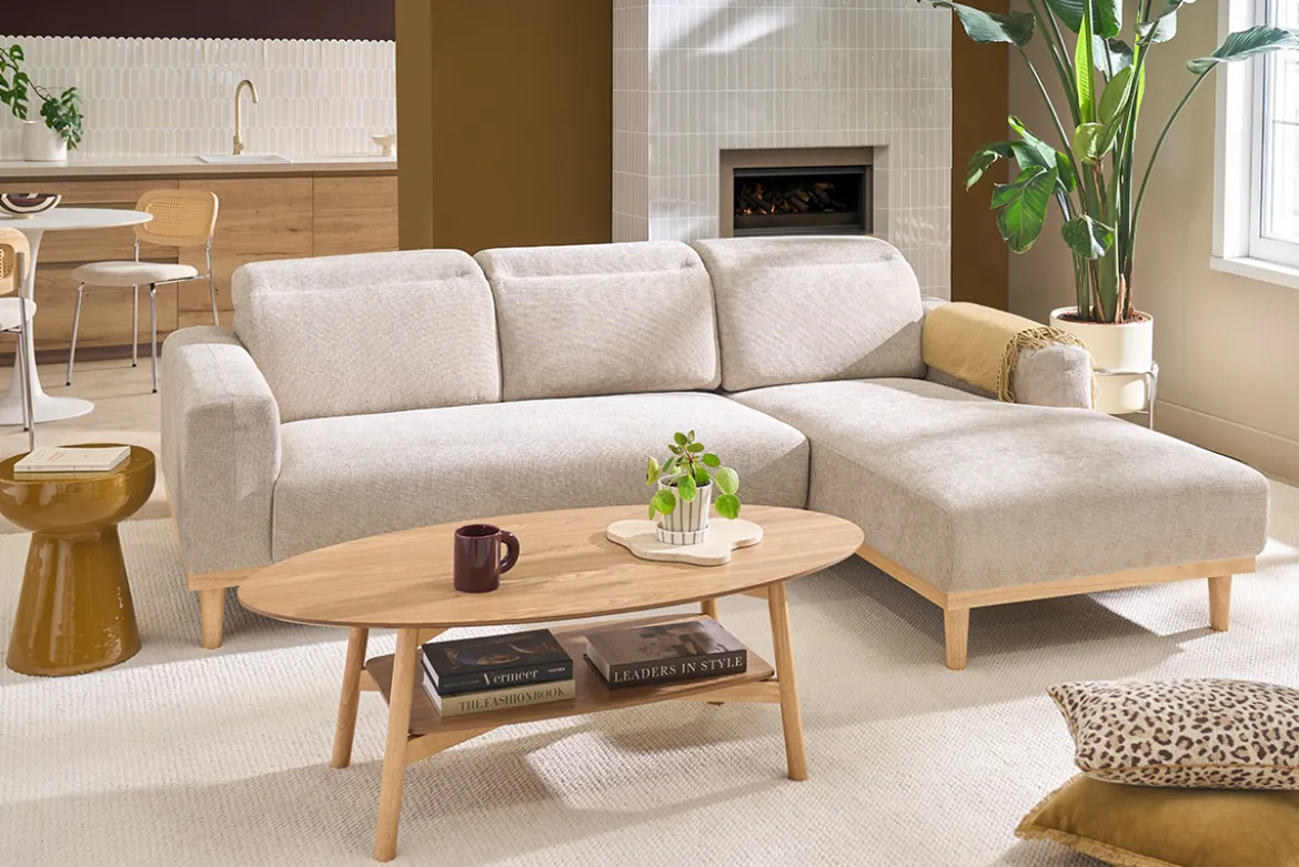 Canapé d'angle droit 3 places avec têtières ajustables en tissu effet velours texturé beige et bois clair HORACIO