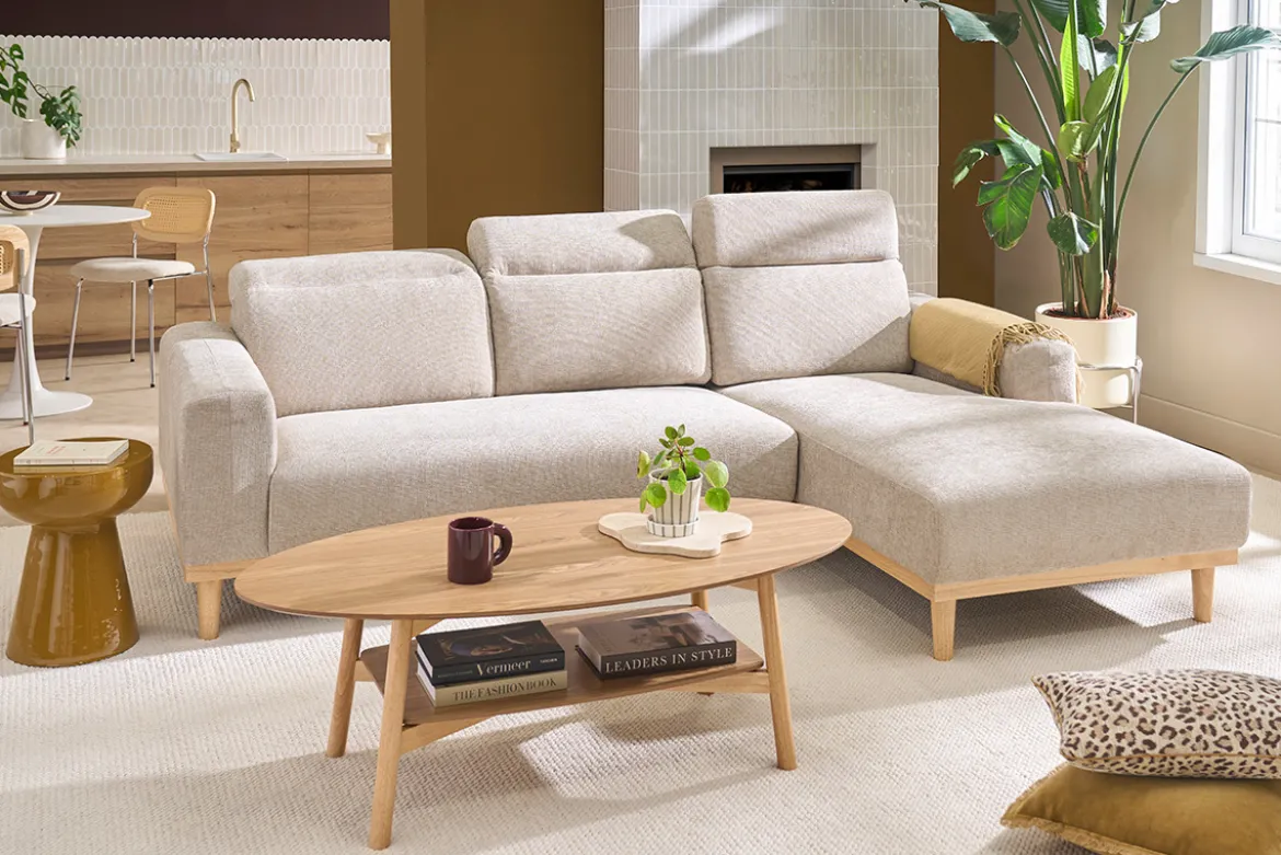 Canapé d'angle droit 3 places avec têtières ajustables en tissu effet velours texturé beige et bois clair HORACIO