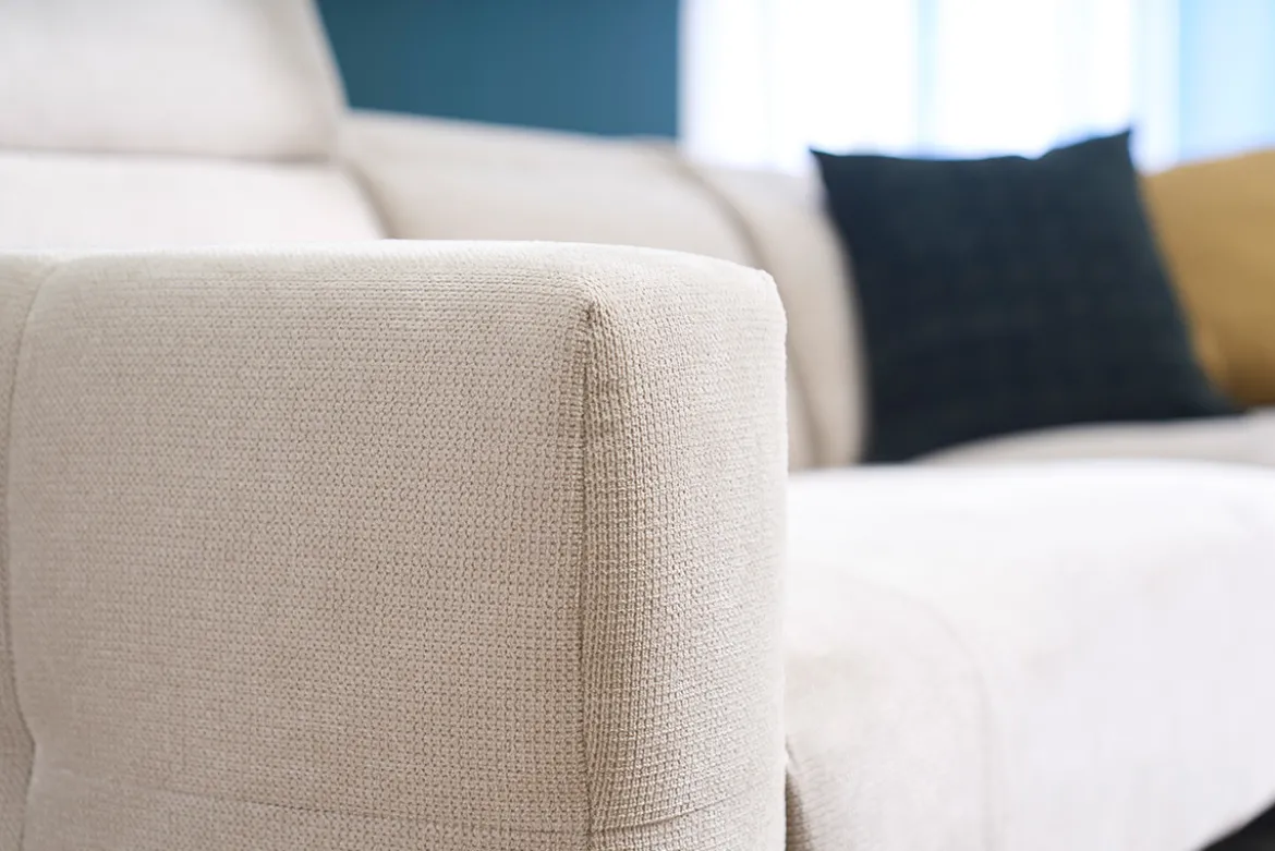 Canapé d'angle droit 3 places avec têtières ajustables en tissu chenille beige et métal NORELL