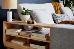 Canapé d'angle gauche 5 places avec rangements en tissu effet velours texturé gris clair et bois clair KOMAO