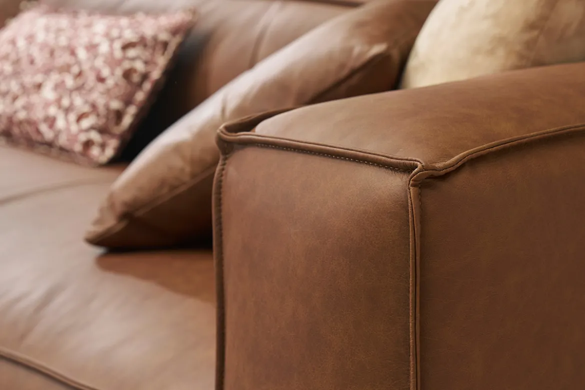 Canapé d'angle gauche vintage 4-5 places en cuir marron et bois noir COBAIN