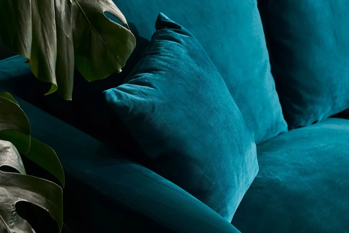 Canapé design 3 places en tissu velours bleu pétrole et métal noir JERRY