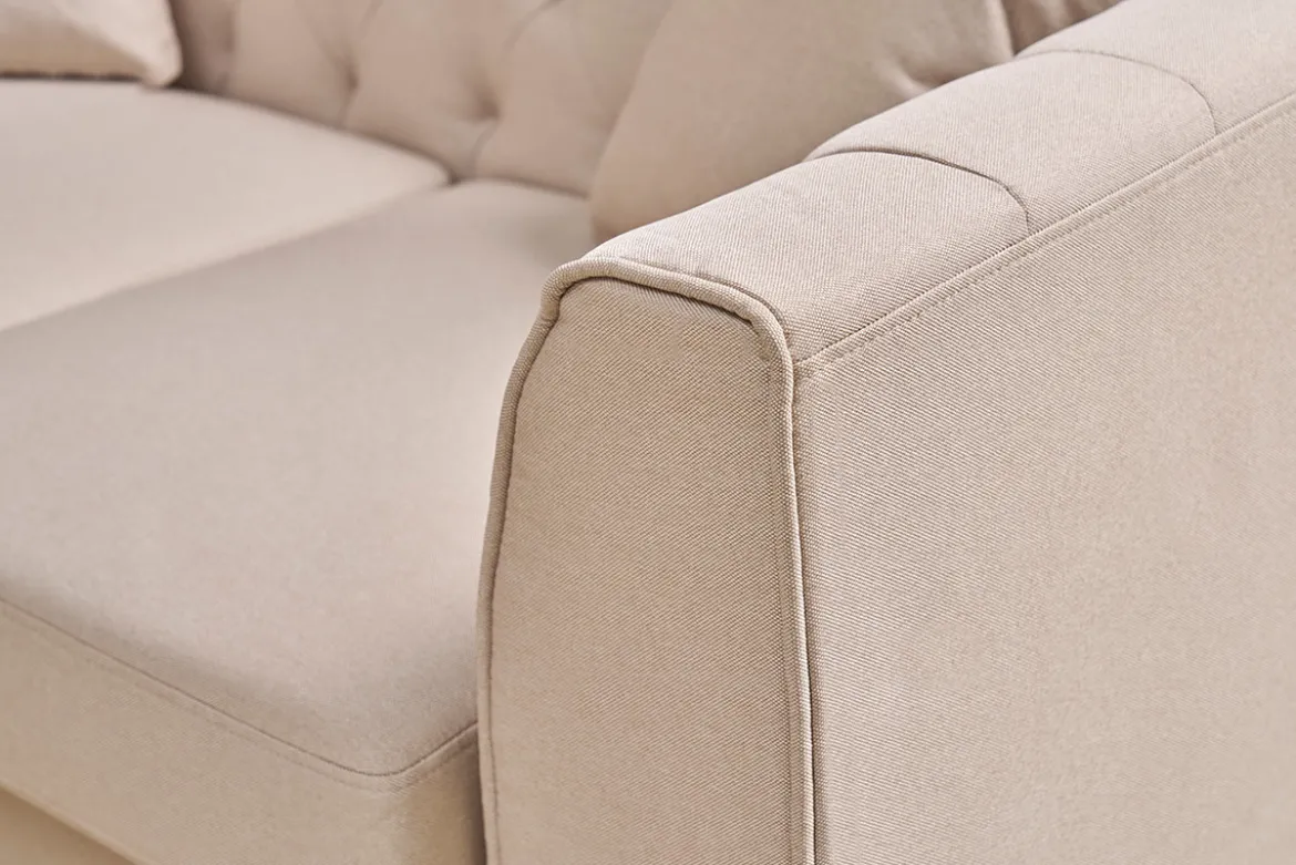 Canapé 2 places capitonné en tissu beige et bois clair MONTAIGNE