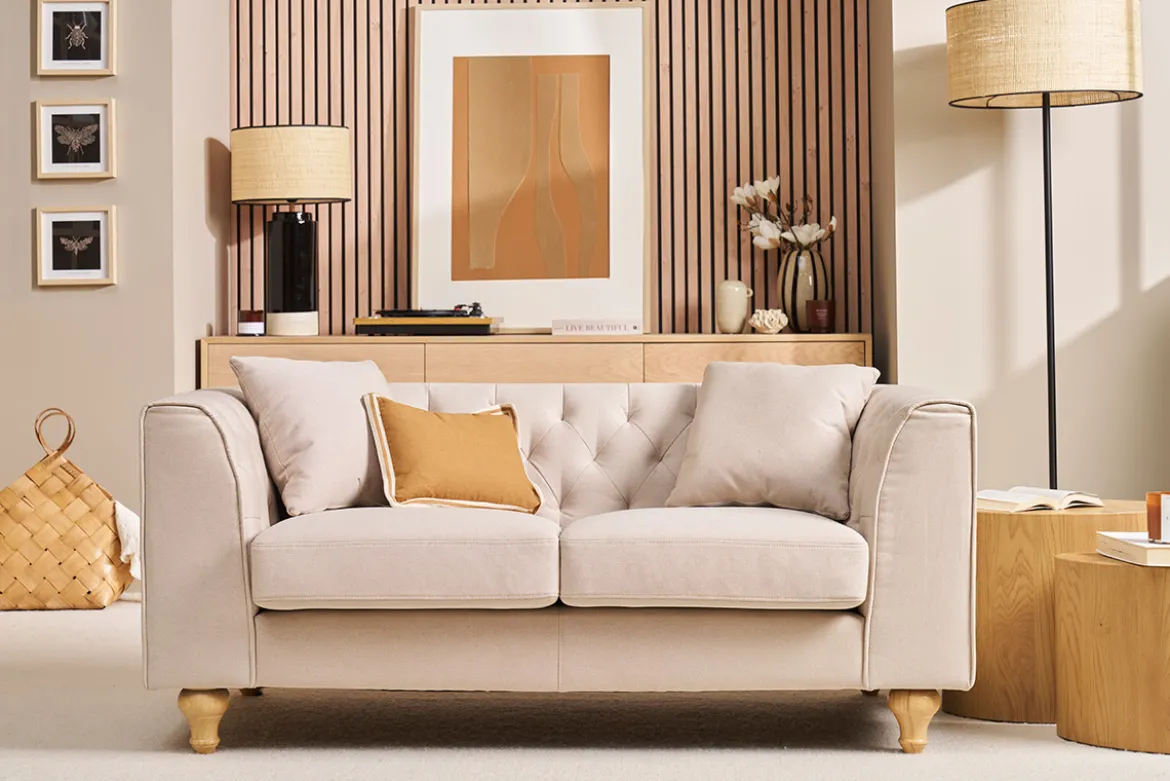 Canapé 2 places capitonné en tissu beige et bois clair MONTAIGNE