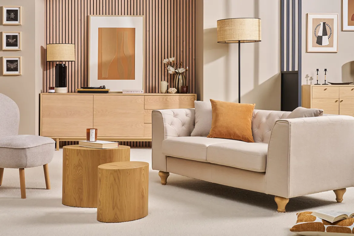 Canapé 2 places capitonné en tissu beige et bois clair MONTAIGNE
