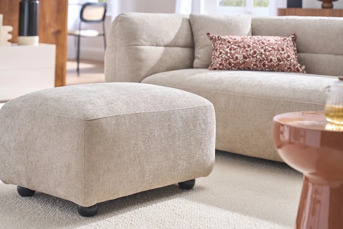 Canapé 3 places et repose pieds en tissu effet velours texturé beige JOYA