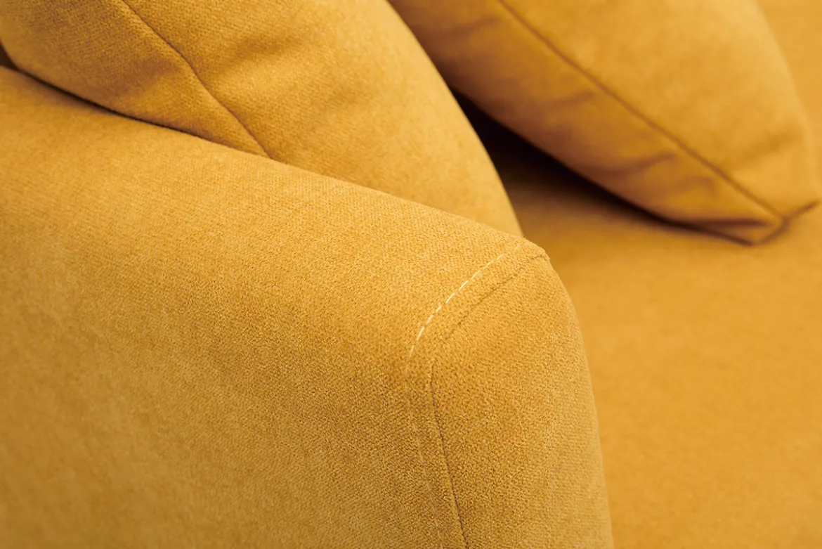 Canapé scandinave déhoussable 3 places en tissu effet velours jaune moutarde et bois clair OSLO