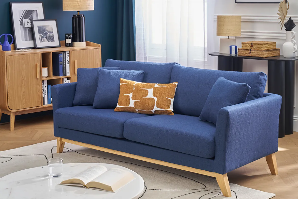 Canapé scandinave déhoussable 3 places en tissu bleu foncé et bois clair OSLO