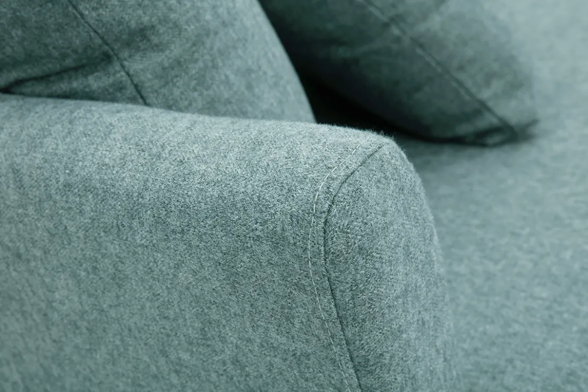 Canapé scandinave déhoussable 3 places en tissu vert de gris et bois clair OSLO