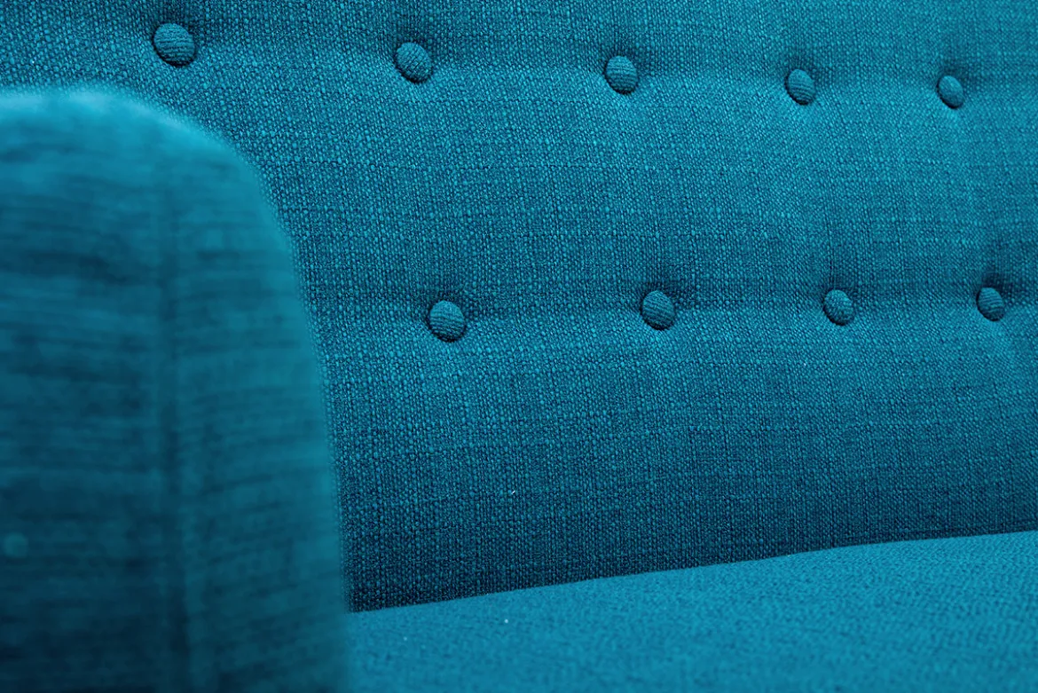 Canapé scandinave déhoussable 3 places en tissu bleu canard et bois clair YNOK