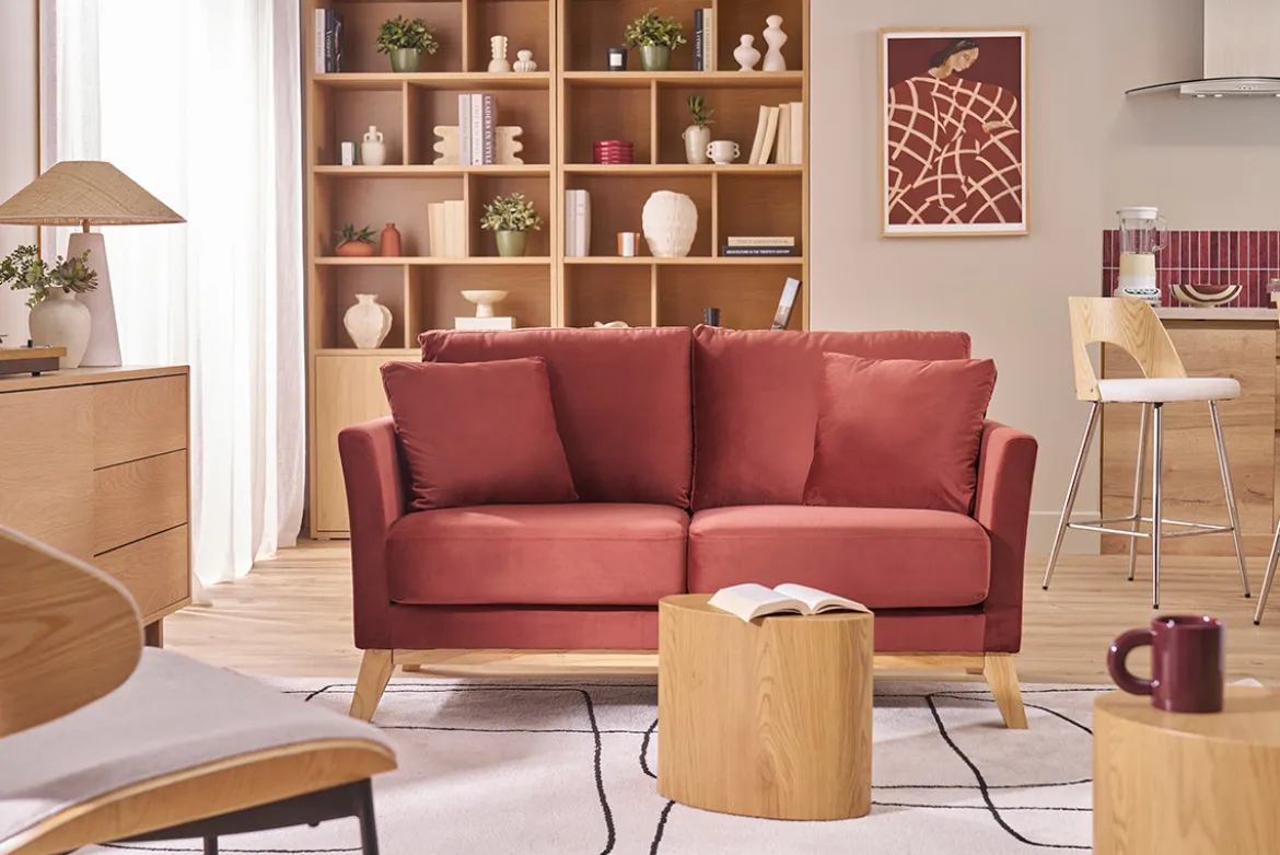 Canapé scandinave déhoussable 2 places en tissu velours rouge tomette et bois clair OSLO