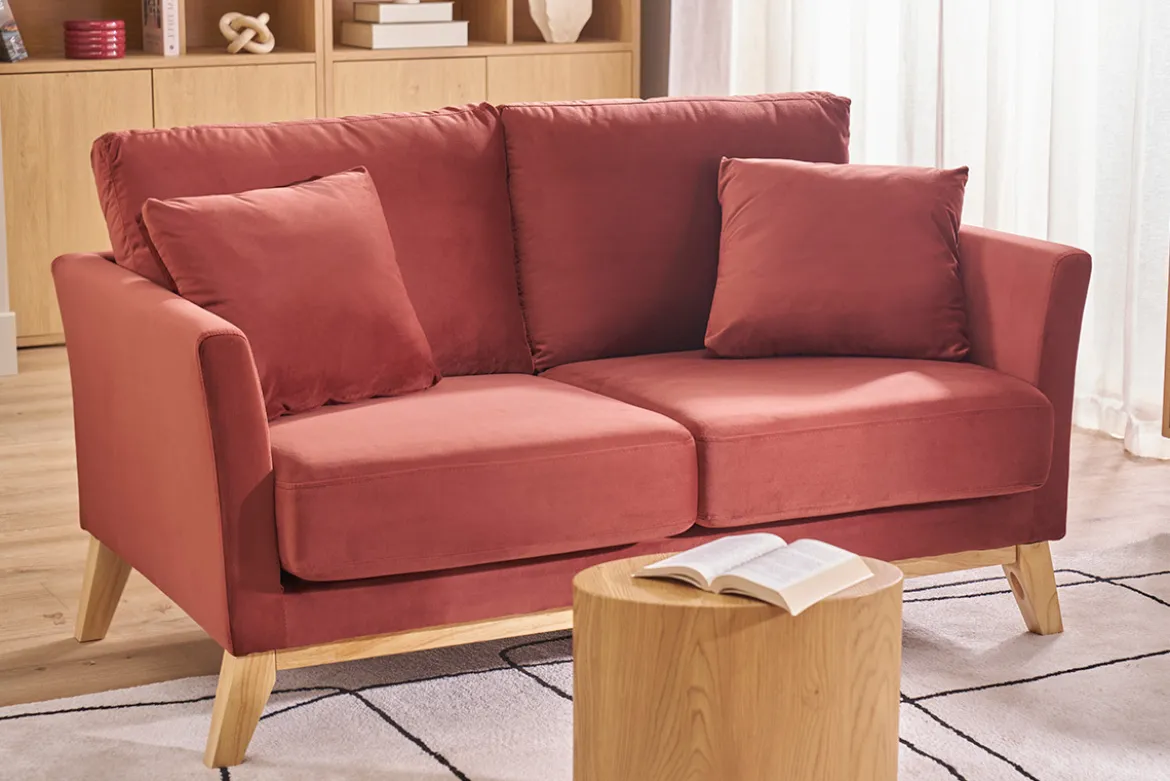 Canapé scandinave déhoussable 2 places en tissu velours rouge tomette et bois clair OSLO