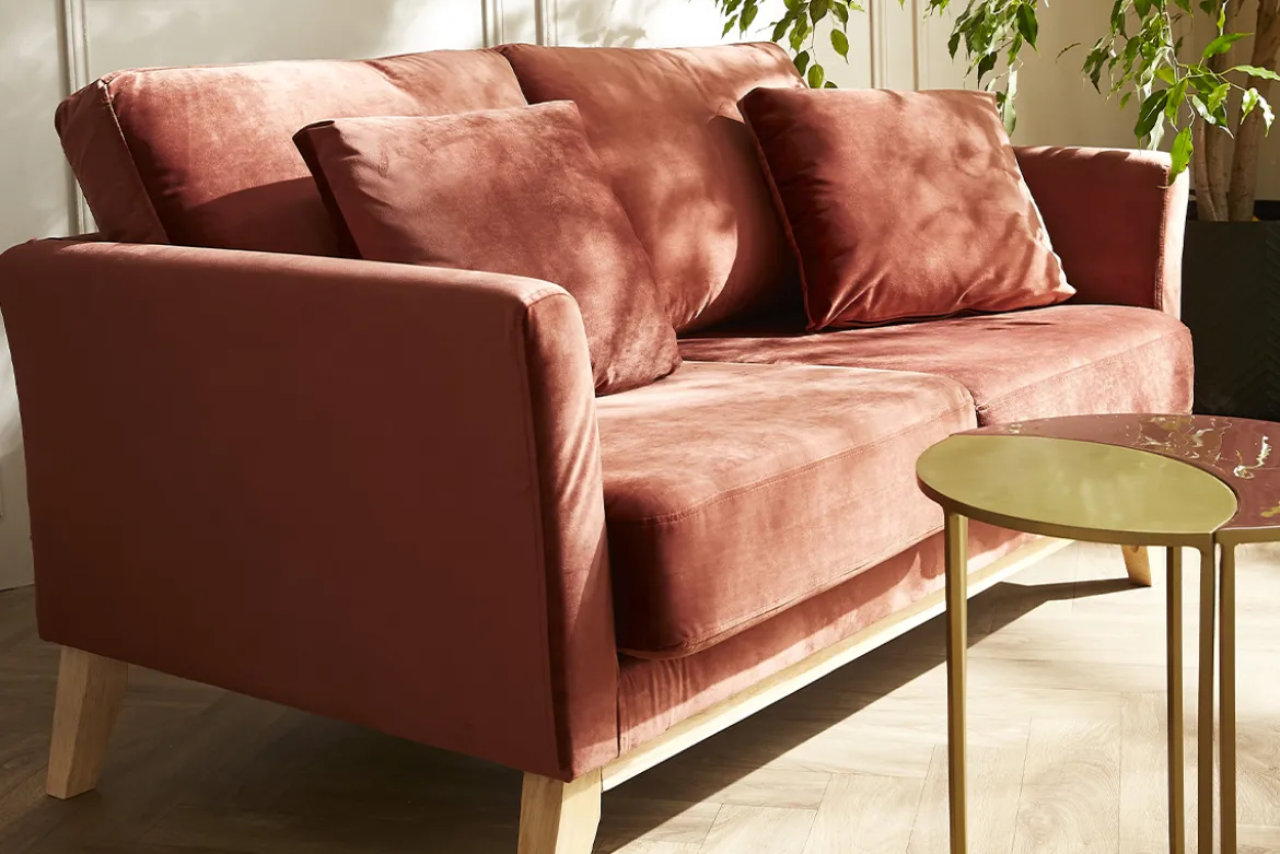 Canapé scandinave déhoussable 2 places en tissu velours rouge tomette et bois clair OSLO