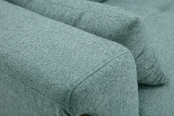 Canapé scandinave 3 places en tissu vert de gris et bois clair FJORD