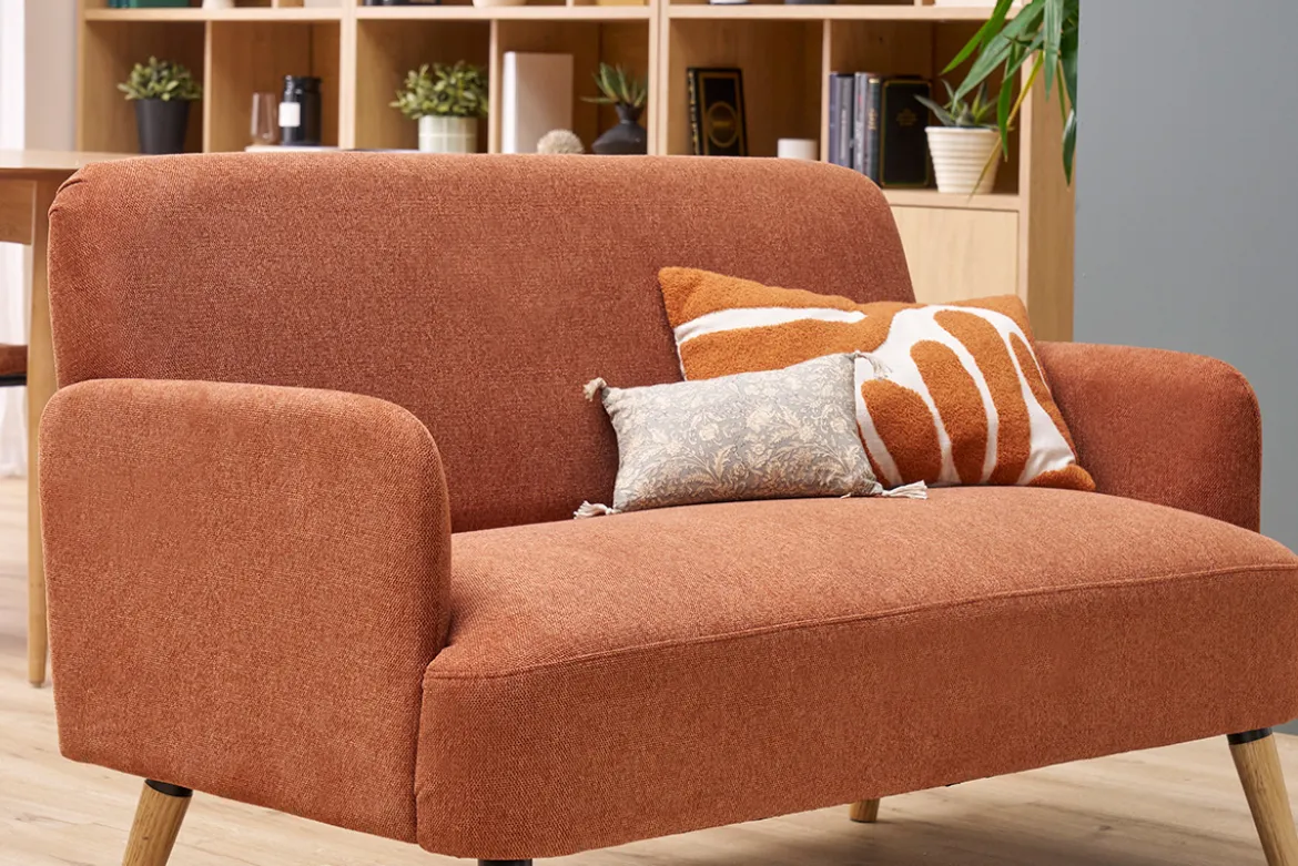 Canapé scandinave 2 places en tissu effet velours texturé terre brûlée et bois clair ISKO