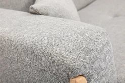 Canapé scandinave 3 places en tissu gris et bois clair FJORD