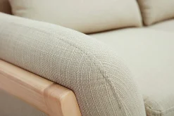 Canapé scandinave 2 places en tissu beige et bois clair YOKO