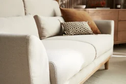 Canapé scandinave 3 places en tissu beige et bois clair EKTOR
